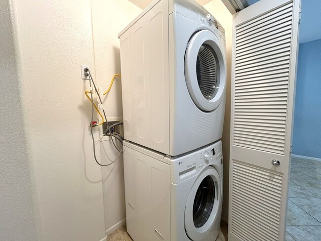 Building Photo - Beautiful Multi-Level 2-Bedroom Condo in Victoria Gardens HOA!