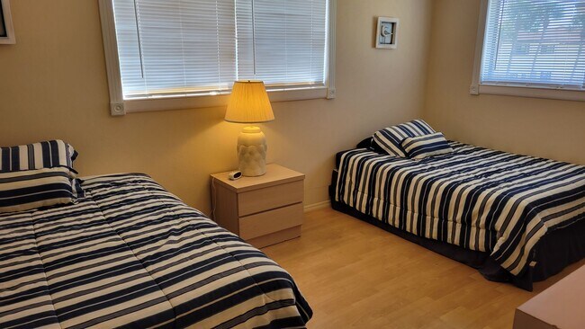 Building Photo - Annual furnished OPTIONAL 2/1 condo Island life