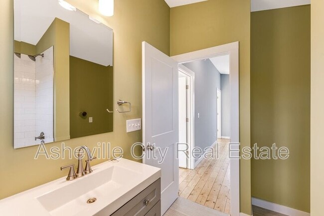 Building Photo - 12 New St