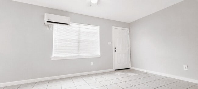 Building Photo - 7818 Oak Knoll Ln