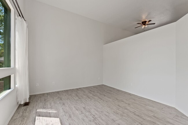 Building Photo - 2721 E Longfellow Ave