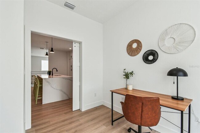 Building Photo - 3840 Pompano Dr SE