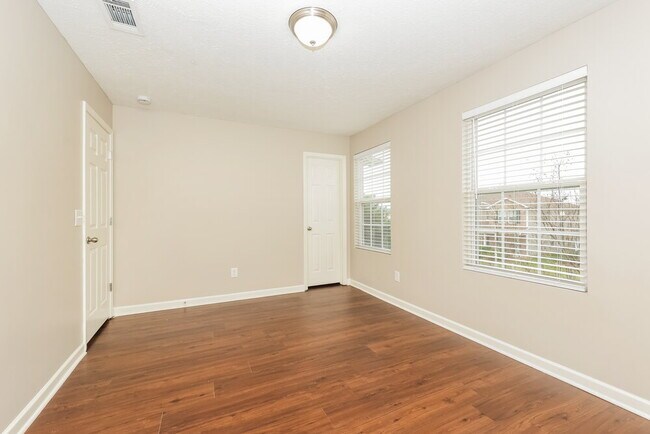 Building Photo - 726 Elderberry Way