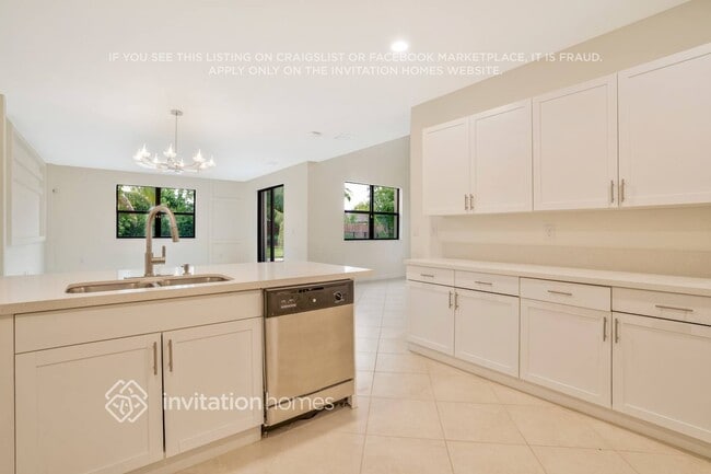 Building Photo - 132 NE 27th Terrace