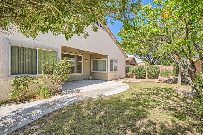 Building Photo - Stunning 4 Bedroom Home in SUMMERLIN!