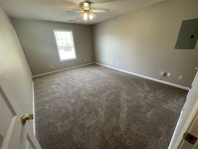 Building Photo - 3 Bedroom 2 Bath Home For Rent Near 101st!