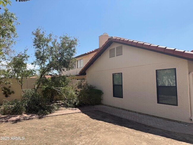 Building Photo - 1733 N La Rosa Dr