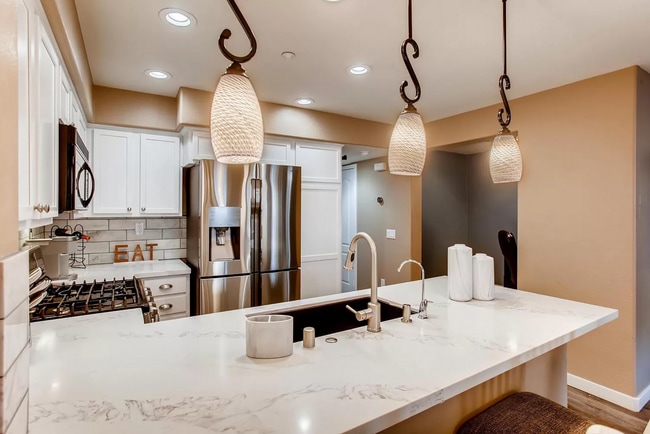Building Photo - Furnished large and modern condo