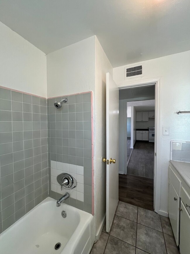 Building Photo - 3 Bedroom 1 bathroom House located near a ...