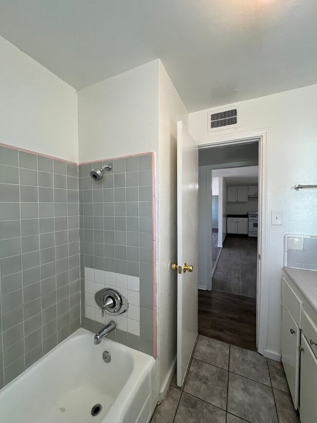 Building Photo - 3 Bedroom 1 bathroom House located near a Schools, Community Park and Public Swimming Pool.