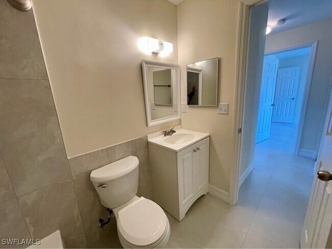 Building Photo - 4052 Bayshore Dr