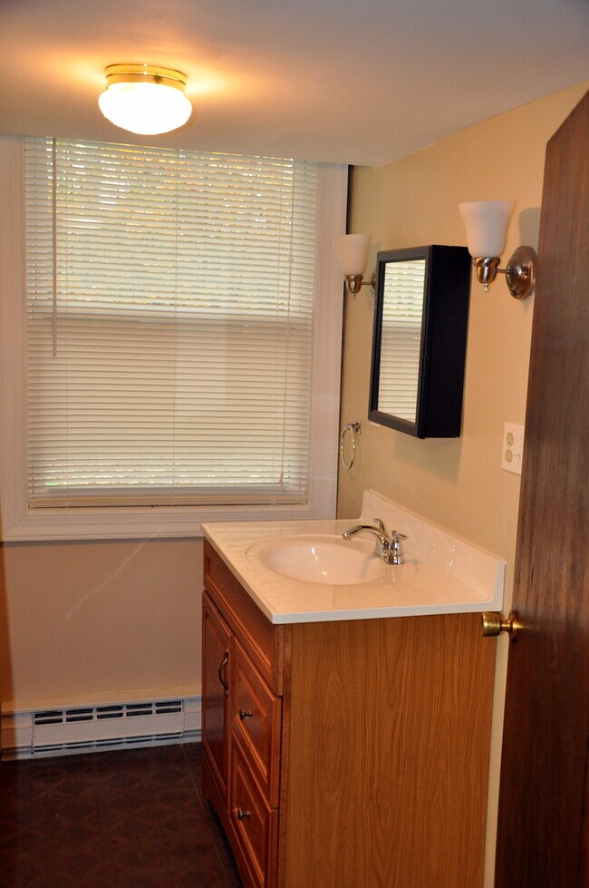 Building Photo - Sparkling Rambler in Park-like Setting on 10 Acres