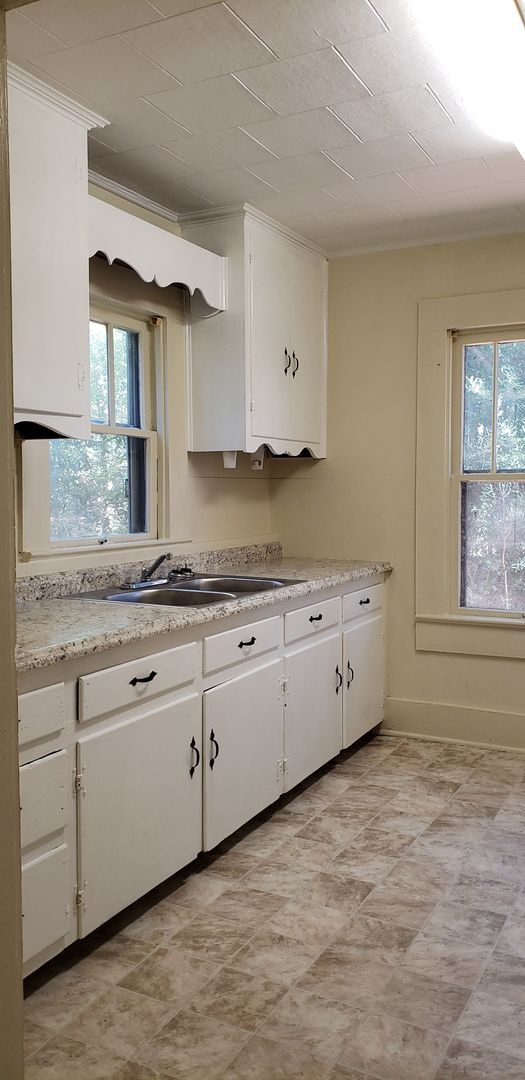 Building Photo - 1211 N Main St