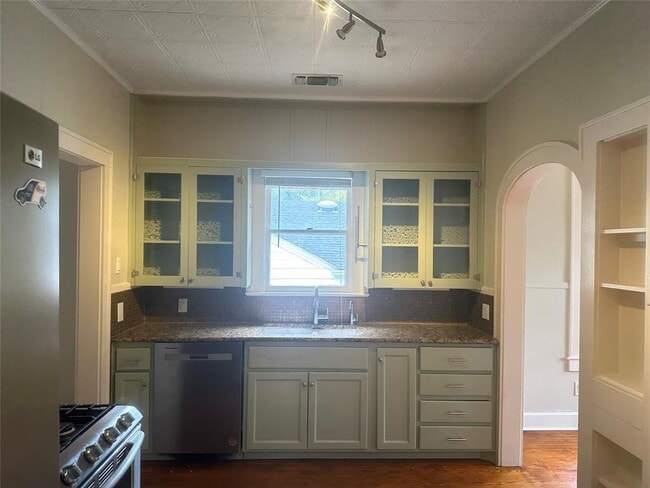 Building Photo - 312 Le Grande Ave