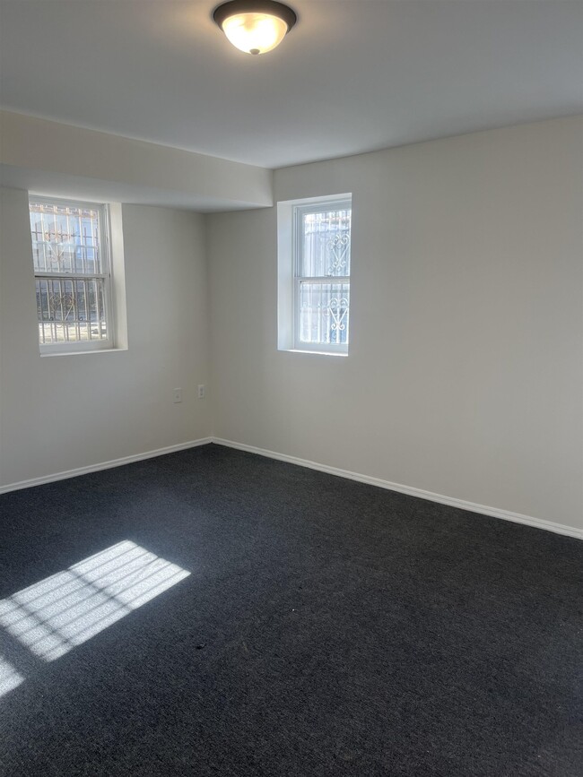 Building Photo - 653 39th St