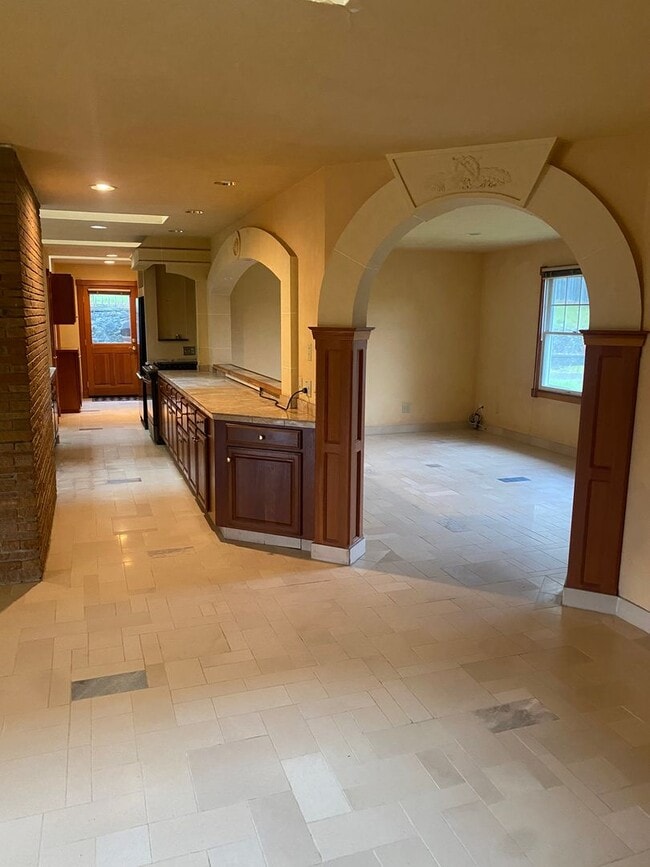 Building Photo - 2 bedroom , 3 bath Home on a Peaceful 25 acre parcel close to town