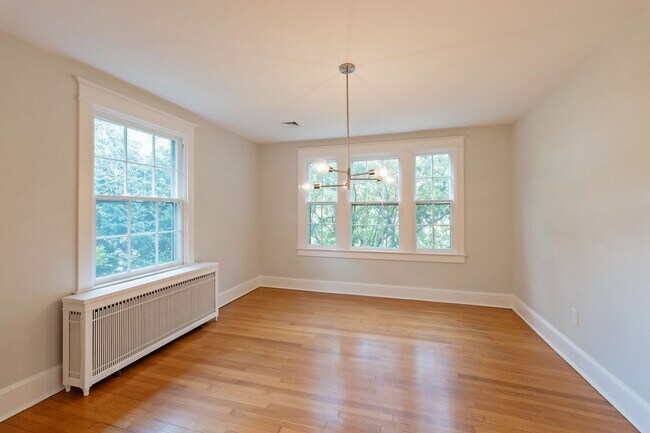 Building Photo - 4BR 3.5 BA Chevy Chase Gem is Move-in Read...