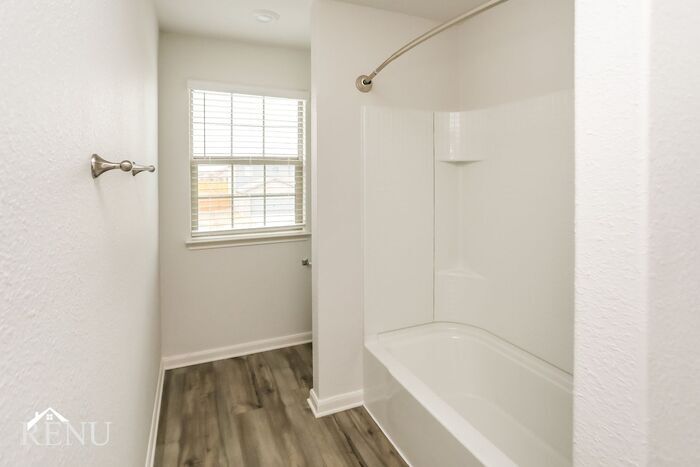 Building Photo - 1910 Hialeah Dr