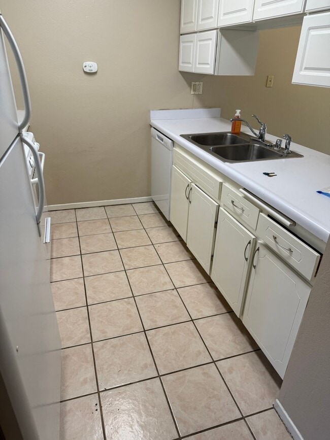 Building Photo - 2 Bedroom 1.5 Bath Beautiful Townhome in E...