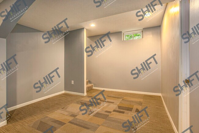 Building Photo - 755 North - Beautiful Single Family home