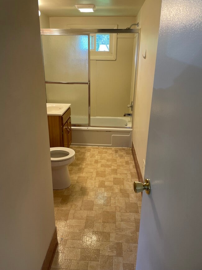 Building Photo - 159 Kendall Ave