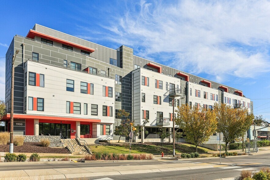 Building Photo - 1900 12th Ave S