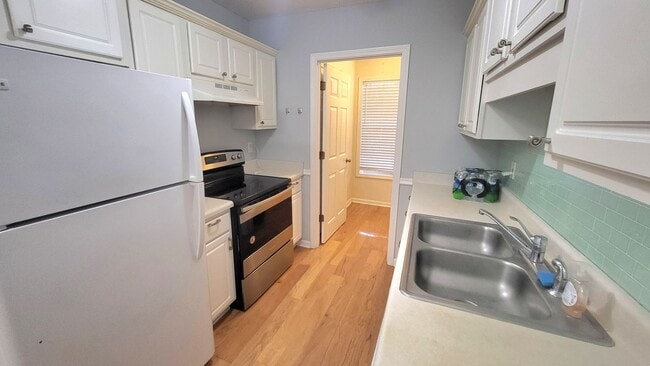 Building Photo - Welcome to this charming 3 bedroom, 2 bath...