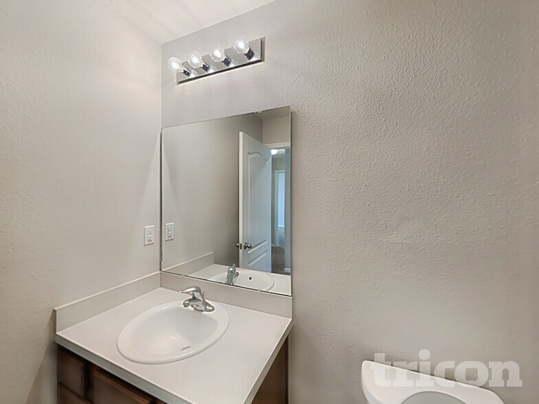 Building Photo - 8048 Meadow Walk Ln