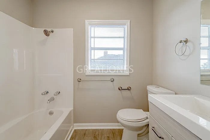 Building Photo - 707 19th St S