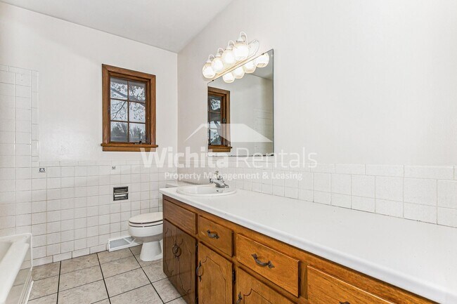 Building Photo - Large 3 bedroom , 2 bath home