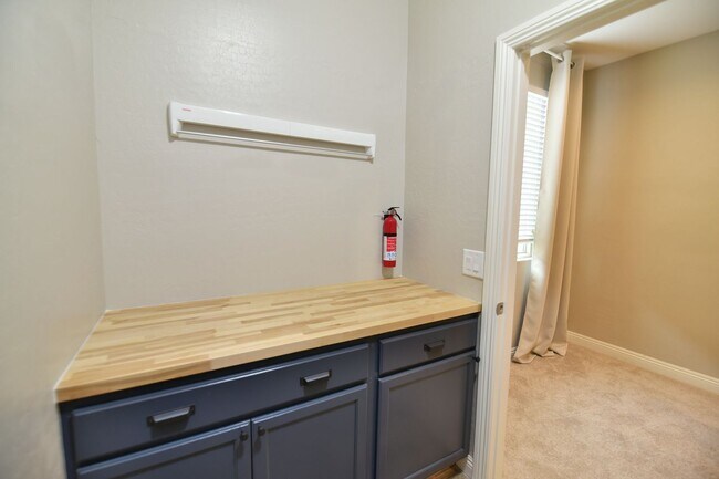 Building Photo - Gorgeous 3bed / 2.5bath home located in Tuscany!