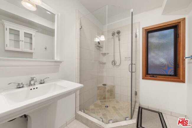 Building Photo - 7917 Westlawn Ave