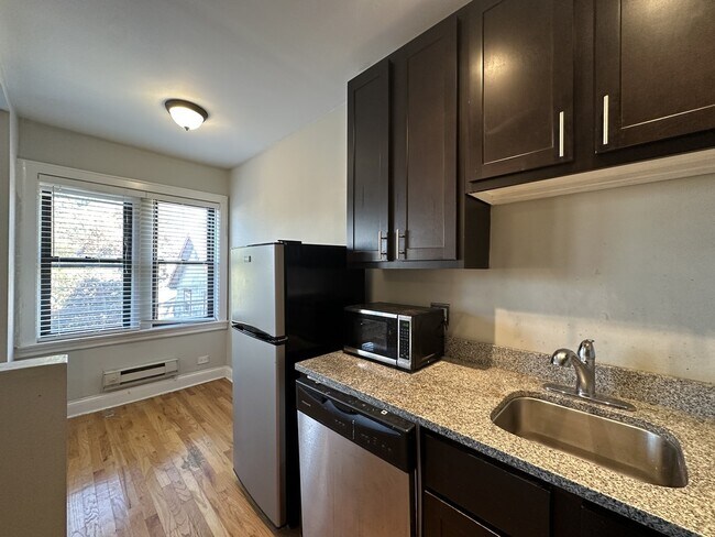 Building Photo - 4742 N Hermitage Ave