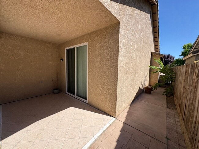Building Photo - 2 Story Home Near Shopping Center Rent Ready!