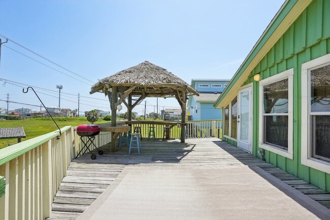 Building Photo - 4211 San Jacinto Dr
