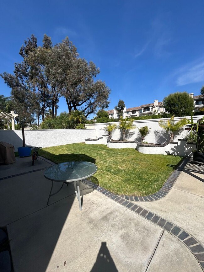 Building Photo - 1046 S Mountcrest Ct