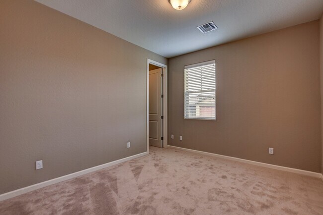 Building Photo - Beautiful custom home in The Dells!