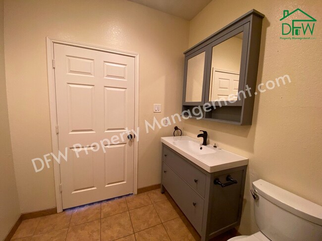 Building Photo - 2502 Chapel Hill Dr