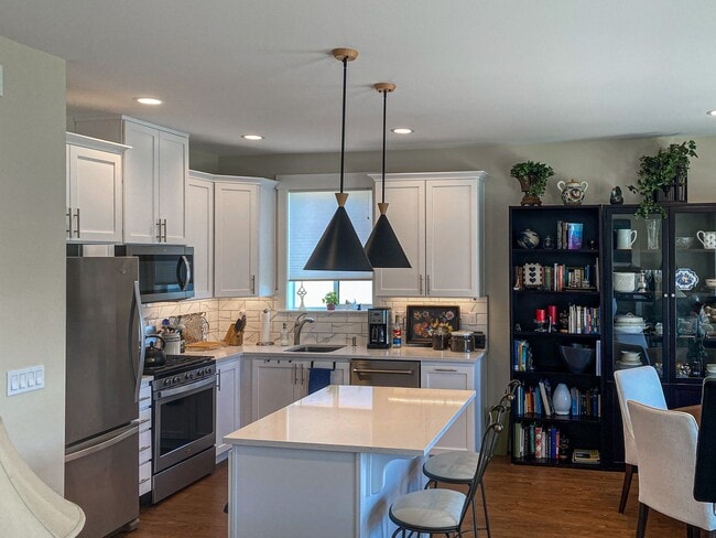 Building Photo - 3 Bedroom, 2 Bath with Spectacular Views o...