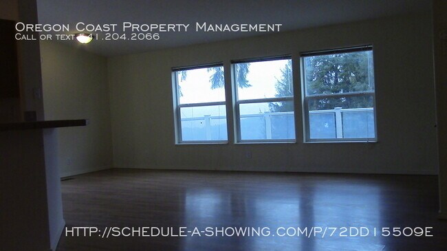 Building Photo - Gorgeous View 3 Bedroom House