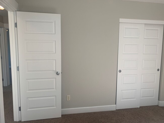 Building Photo - Townhome in Highly desired  Camas -Lacamas...