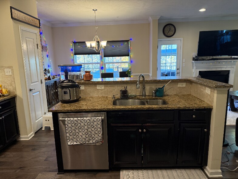 Building Photo - 624 Edison Dr