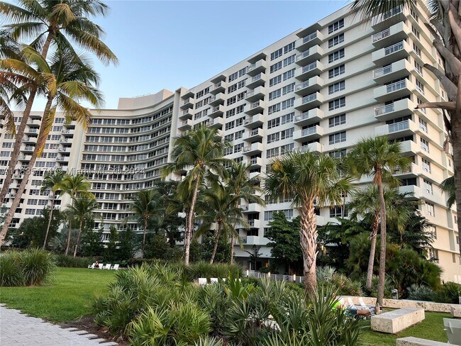 Building Photo - 1500 Bay Dr E