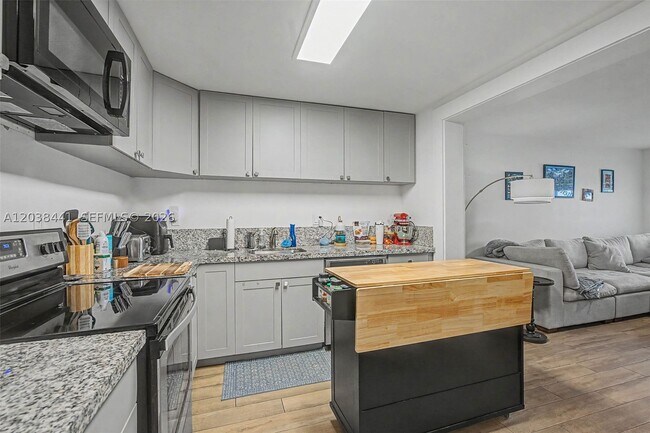 Building Photo - 5910 SW 62nd St