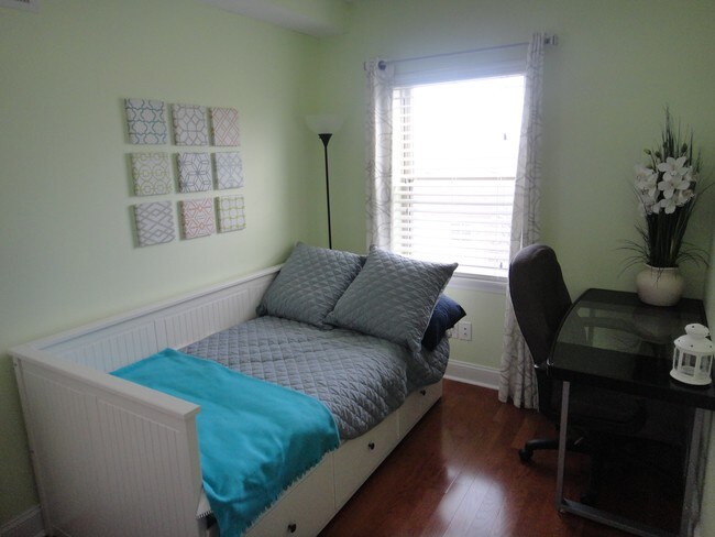 Building Photo - 240 Lauriston St