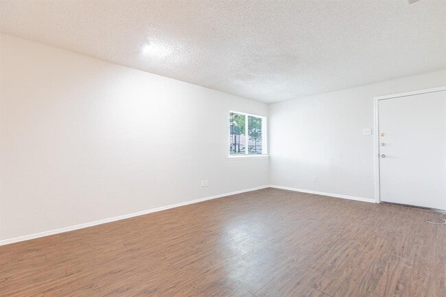 Building Photo - 323 W William Cannon Dr