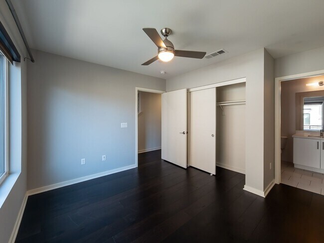 Building Photo - Luxury Townhome Centrally Located in Silver Lake!
