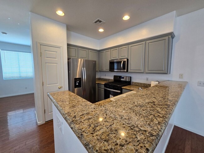 Building Photo - 3 Bedroom Updated Townhouse