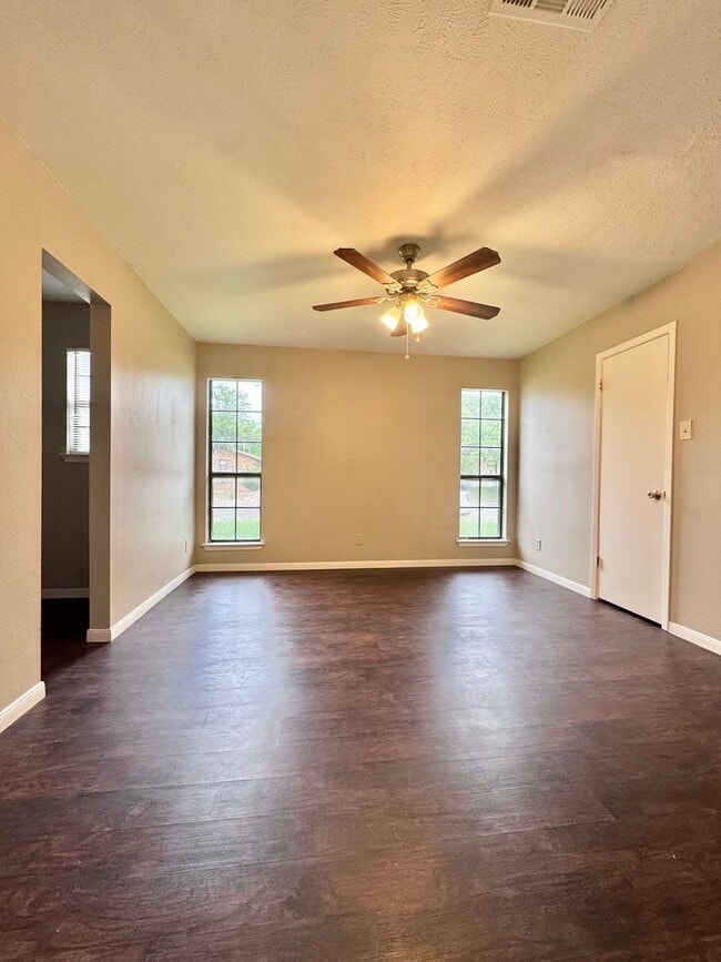 Building Photo - NOW AVAILABLE - 3-Bedroom 2-Bathroom Townhome in Capital Heights!