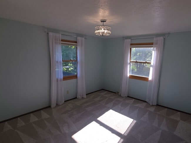 Building Photo - Mt Pleasant 4 bedroom